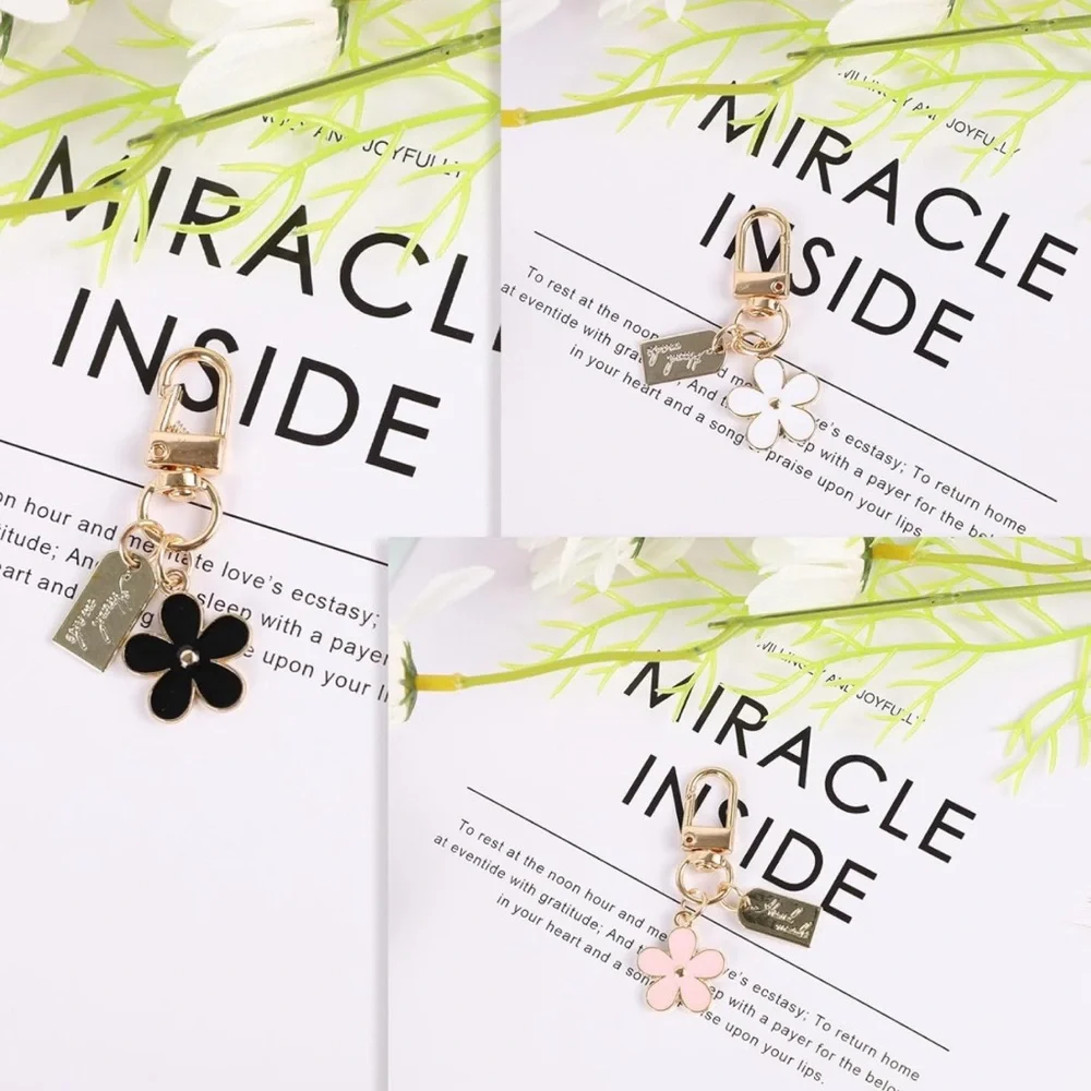 NIP Cute Flower Keychain - Key Chain Crystal Rhinestone Decor Accessories - Picture 4 of 8